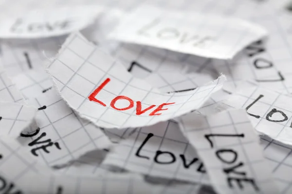 Słowa miłości napisany na papierze poszarpane — Zdjęcie stockowe