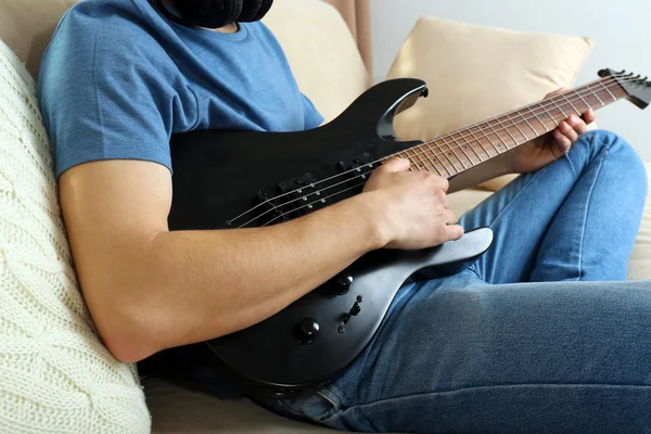 Joven con guitarra — Foto de Stock