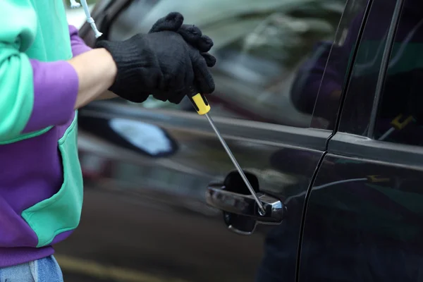 Man inbrottstjuv att stjäla bilen — Stockfoto