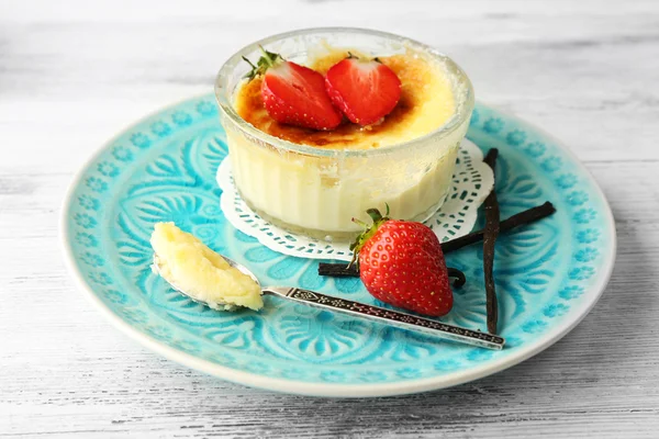 Postre de crema brulee con fresas frescas — Foto de Stock