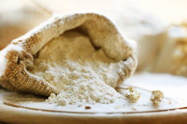 Çuval bezi çanta ahşap kesme tahtası ve arka plan bulanık un