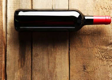 Cam şişe şarap ahşap masa arka plan üzerinde