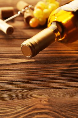 Cam şişe şarap Mantarlar, tirbuşon ve ahşap masa arka plan üzerinde üzüm ile