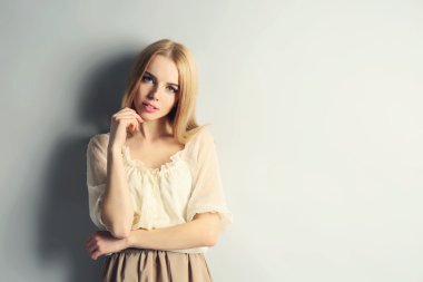 Etkileyici genç model gri arka plan üzerinde