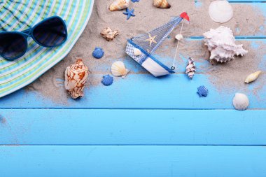 Tahta arka planda seyahat aksesuarları