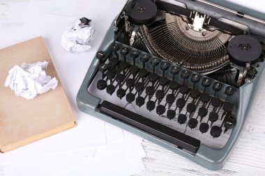 ahşap arka plan üzerinde Retro daktilo