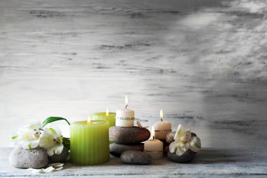 mumlar ve spa taşlar ahşap arka plan üzerinde güzel kompozisyonu