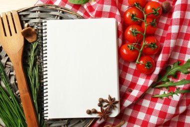 taze otlar, domates ve baharat ahşap arka plan üzerinde tarif kitabı açın