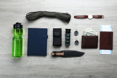 Ahşap arka plan üzerinde yolculuk şeyler kümesi