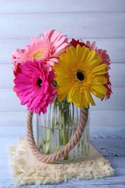 Cam vazo içinde güzel parlak gerbera