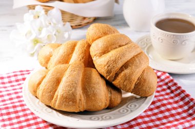 Plaka üzerinde lezzetli ay çöreği