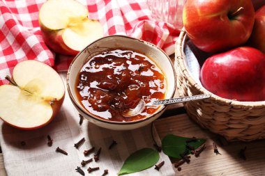 Elma reçel ve taze kırmızı elmalar