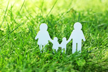 kesme aile yeşil çim arka plan üzerinde