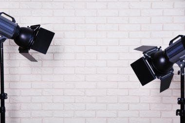 tuğla duvar arka plan aydınlatma donanımları ile fotoğraf stüdyosu