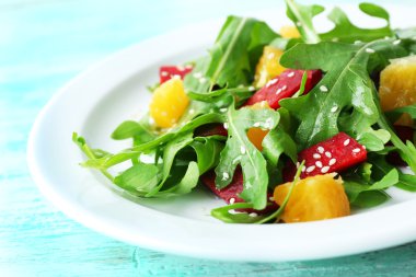 Roka ile lezzetli salata tabağına, closeup bırakır