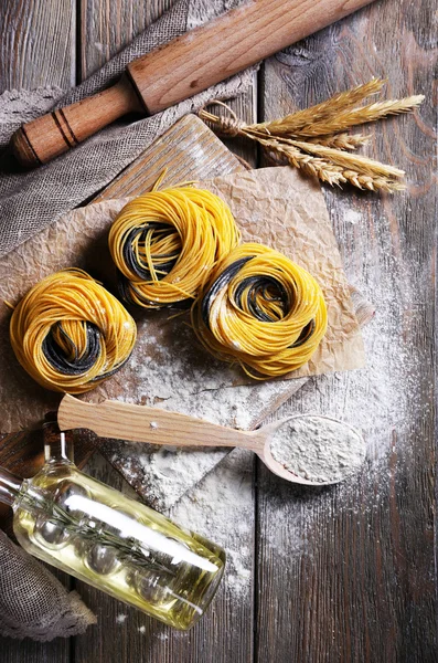 Bodegón de preparación de pasta sobre fondo rústico de madera —  Fotos de Stock