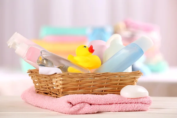 Acessórios de bebê para banhos na mesa no fundo claro — Fotografia de Stock