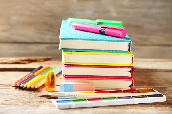 Papeterie scolaire lumineuse sur une vieille table en bois — Photo