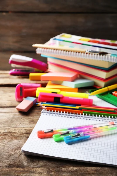 Heldere school briefpapier op oude houten tafel — Stockfoto