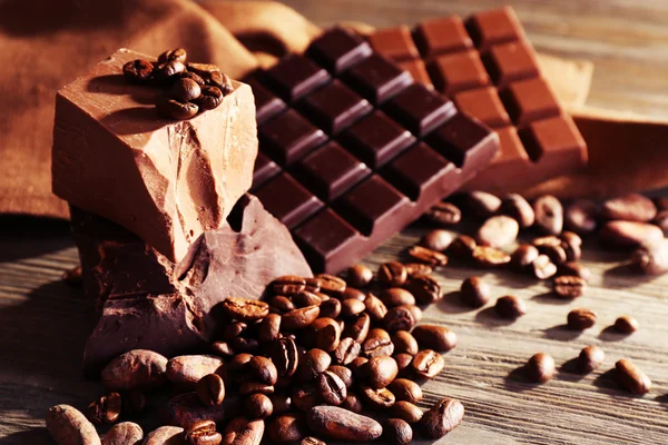 Natură statică cu set de ciocolată cu boabe de cafea, closeup — Fotografie, imagine de stoc