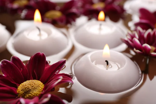 Miska spa wody z kwiatów i świec, zbliżenie — Zdjęcie stockowe