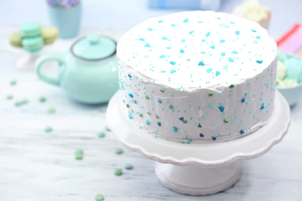 De cake van de kindverjaardag ingericht op stand, close-up — Stockfoto
