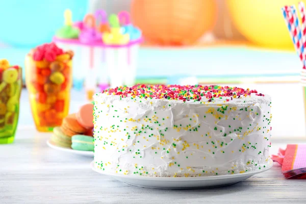 De cake van de kindverjaardag op kleurrijke achtergrond — Stockfoto
