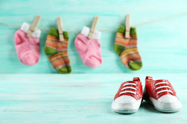 Παπούτσια πολύχρωμα μικρό παιδί σε ξύλινα φόντο — Φωτογραφία Αρχείου
