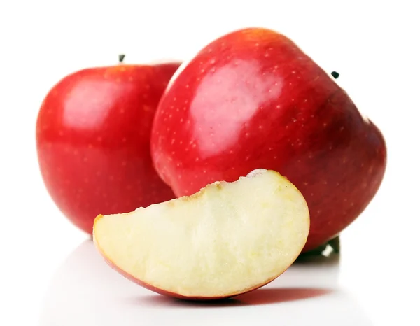 Pomme tranchée isolée sur blanc — Photo