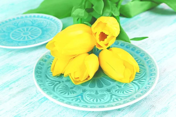 Cenário de mesa com flores, close-up — Fotografia de Stock