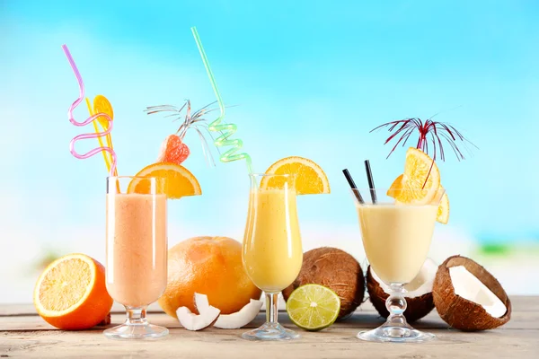 Summer cocktails on wooden table on bright blurred background — Stock Photo, Image