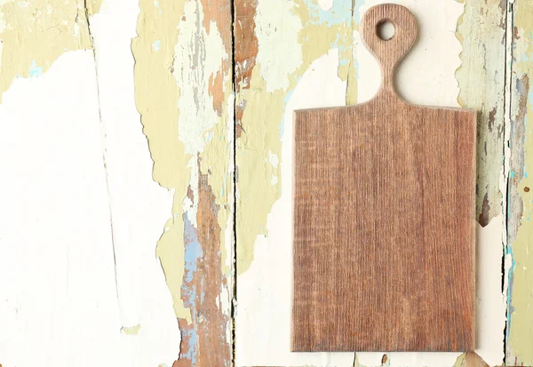Доска резки на деревянном фоне — стоковое фото