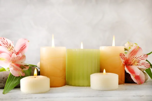 Bodegón con velas de spa sobre fondo de pantalla claro — Foto de Stock