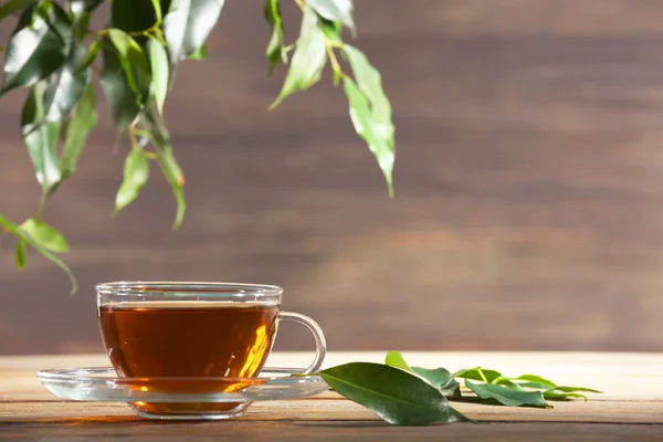 Taza de té verde en la mesa sobre fondo de madera — Foto de Stock