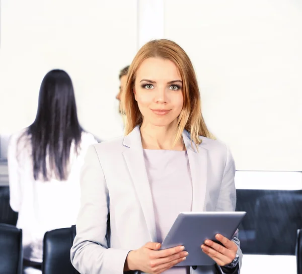 Affärskvinna i konferensrum — Stockfoto