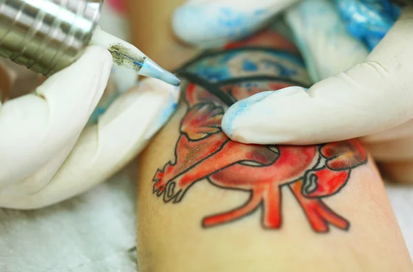 Татуювання Художник на роботі — стокове фото