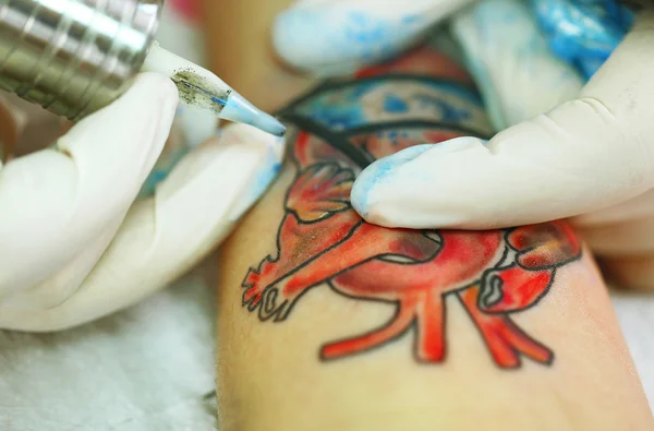 Tattoo kunstenaar op het werk — Stockfoto