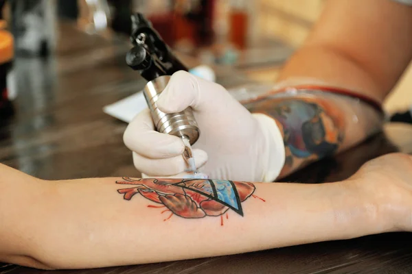 Tattoo kunstenaar op het werk, close-up — Stockfoto