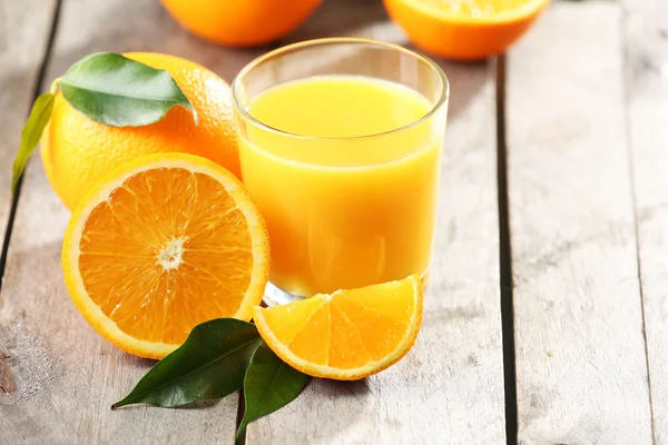 Апельсиновый сок на столе крупный план — стоковое фото