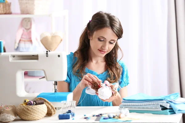 Hermosa joven costurera en el taller —  Fotos de Stock