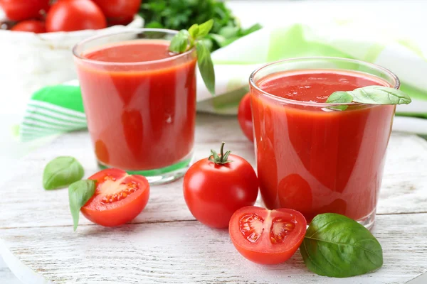 Vasos de jugo de tomate fresco en la mesa de madera, primer plano —  Fotos de Stock