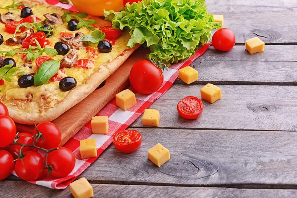 Leckere hausgemachte Pizza auf dem Tisch aus nächster Nähe — Stockfoto