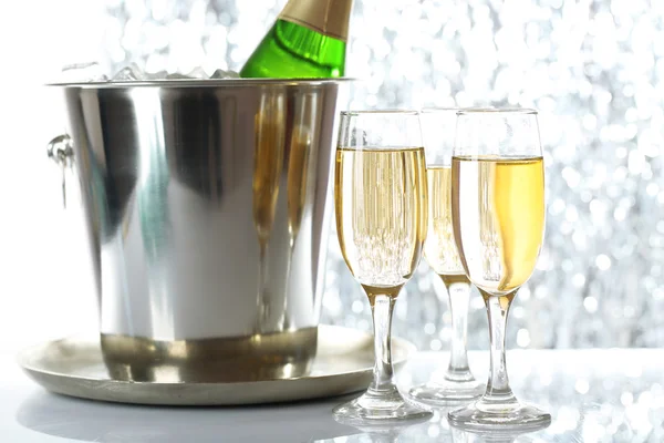 Copas de champán sobre fondo brillante — Foto de Stock