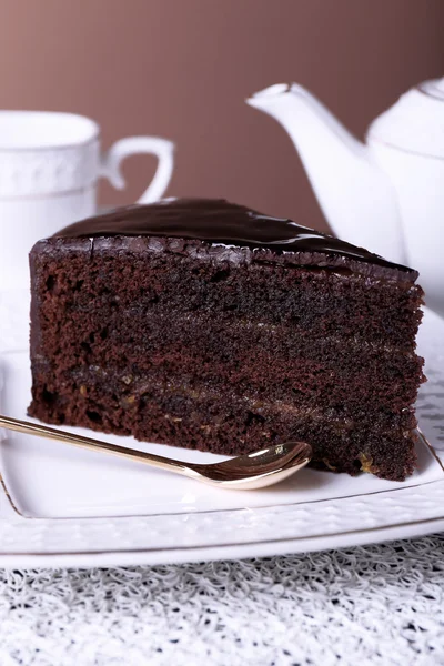 Pedazo de pastel de chocolate en plato blanco, primer plano —  Fotos de Stock