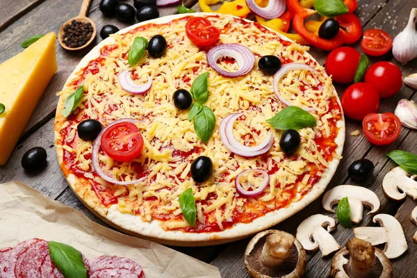Ingredientes de comida para pizza en la mesa de cerca —  Fotos de Stock