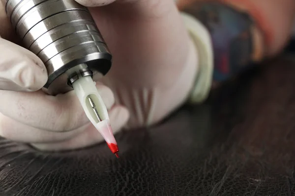 Tattoo artist at work close up — Stock Photo, Image