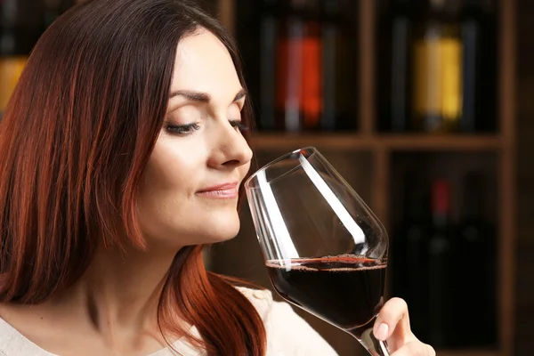 Giovane donna degustazione vino in cantina — Foto Stock