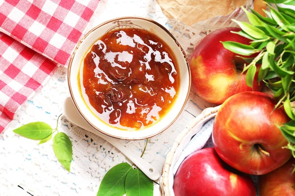 Mermelada de manzana y manzanas rojas frescas — Foto de Stock