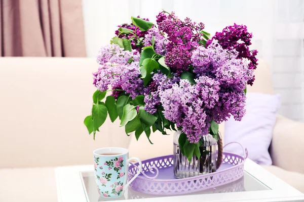 Bellissimi fiori lilla in vaso su tavolo di sfondo interno — Foto Stock