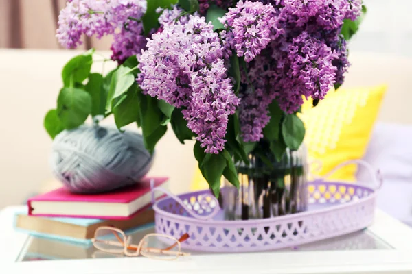 Bellissimi fiori lilla in vaso su tavolo di sfondo interno — Foto Stock